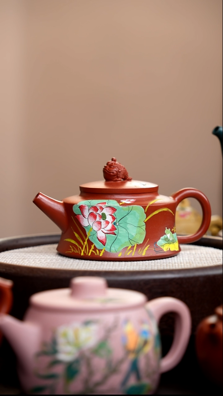茶壶紫砂朱泥金蟾柱础泥绘荷花