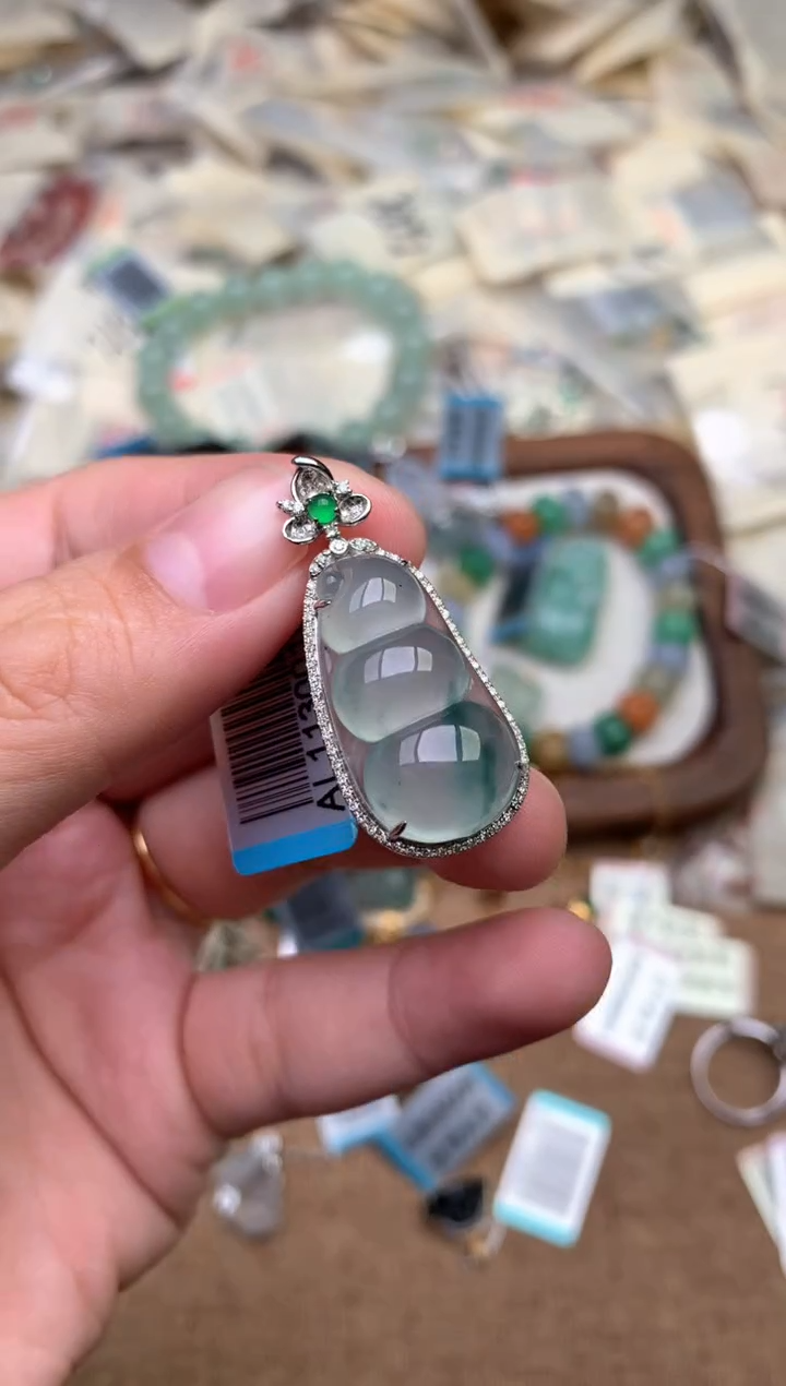 18K金镶嵌挂件翡翠一