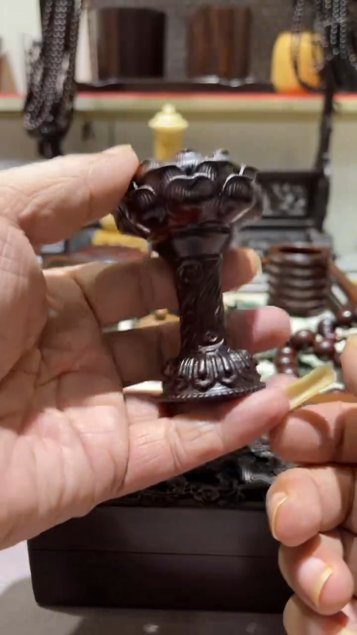 红酸枝木类精品木雕精工细作