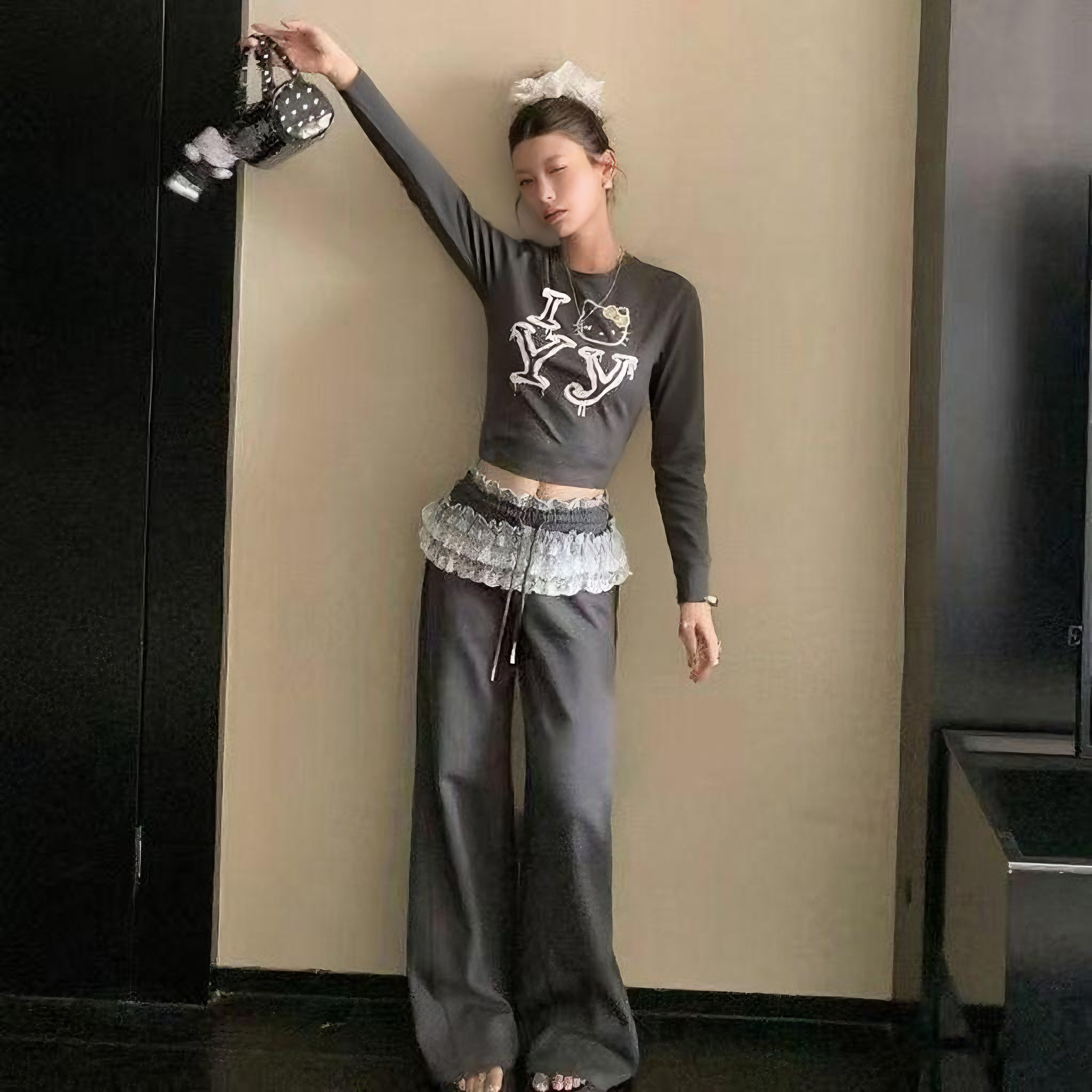 深灰色kitty脑袋卡通图案莱赛尔正肩长袖T恤女拼蕾丝边休闲裤套装
