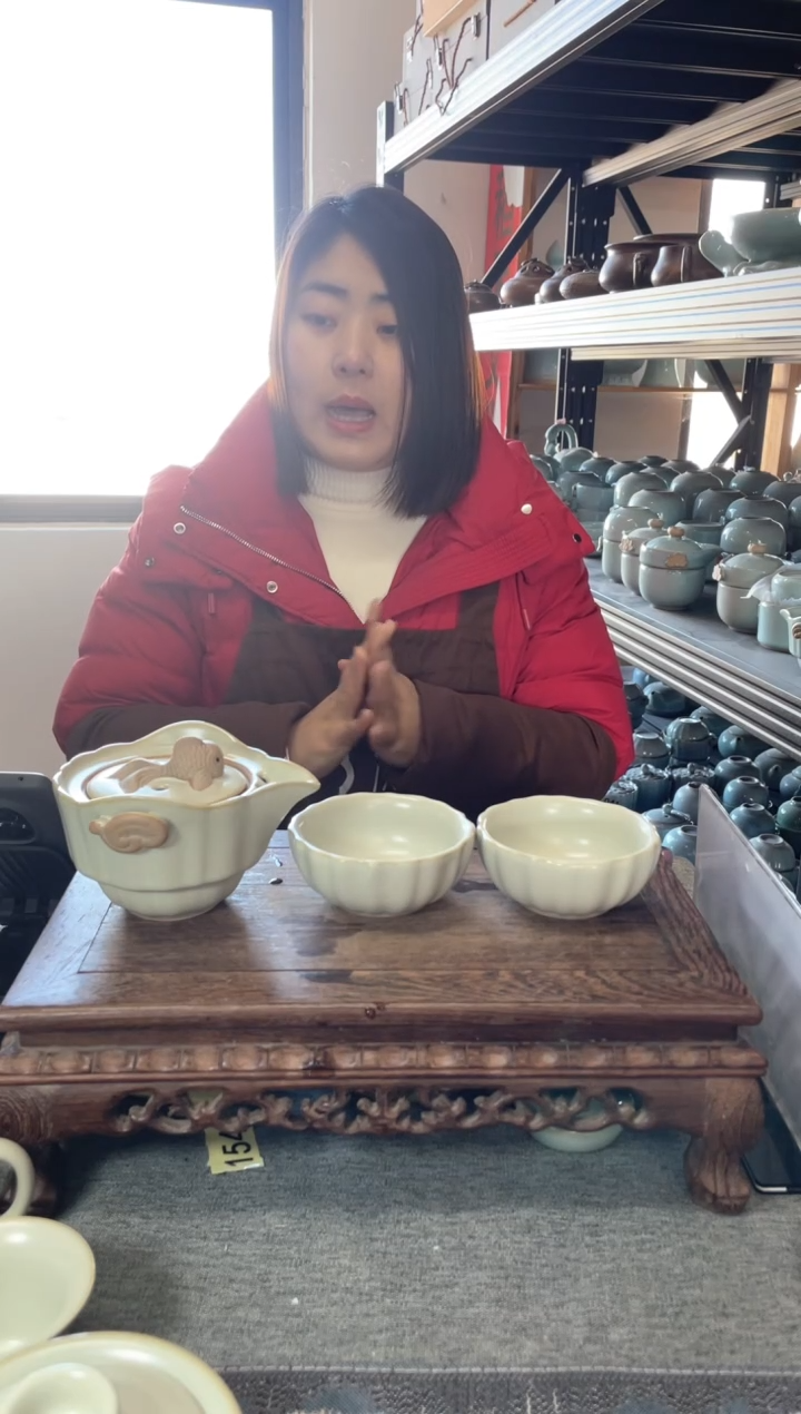 【闪购商品】瓷片微瑕无礼盒月白金鱼快客杯。。。