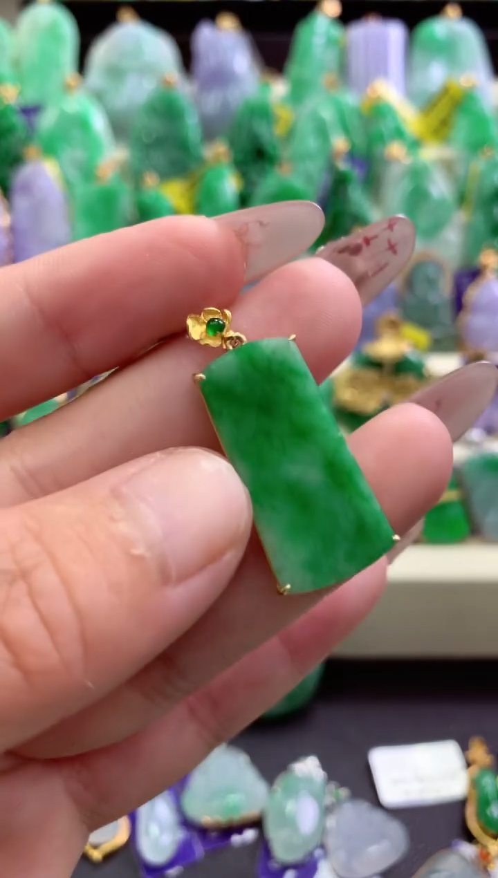 翡翠18K金镶嵌颈饰就