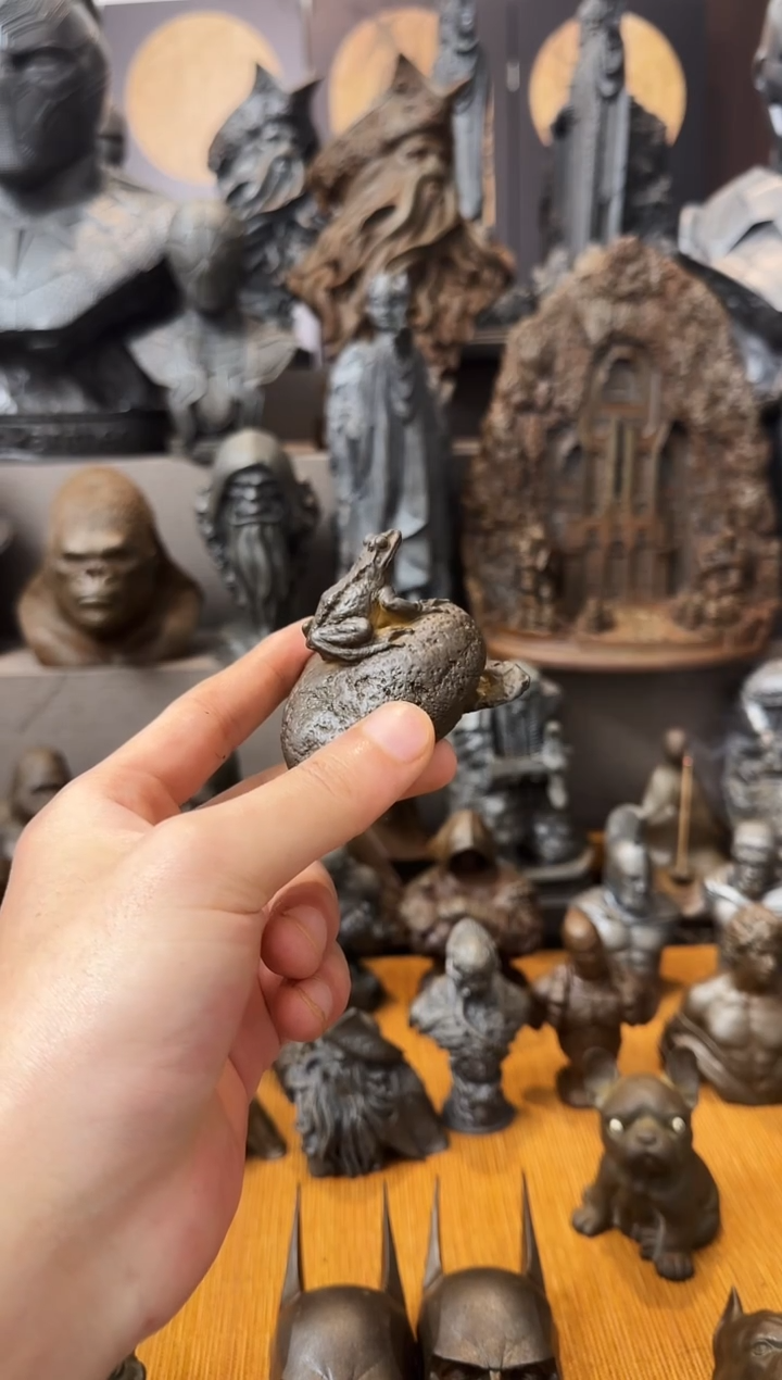 铁实心铁艺摆件~~站石头小青蛙（锈色）