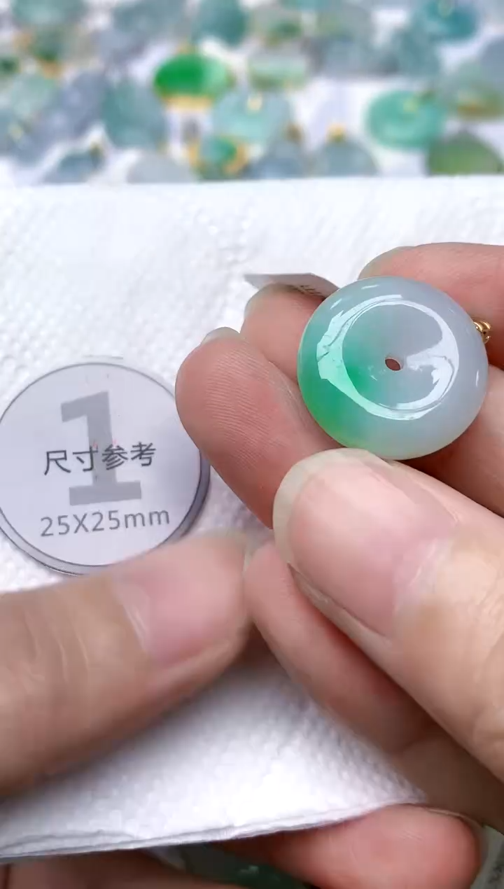 颈饰18K金镶嵌翡翠天然A货翡翠