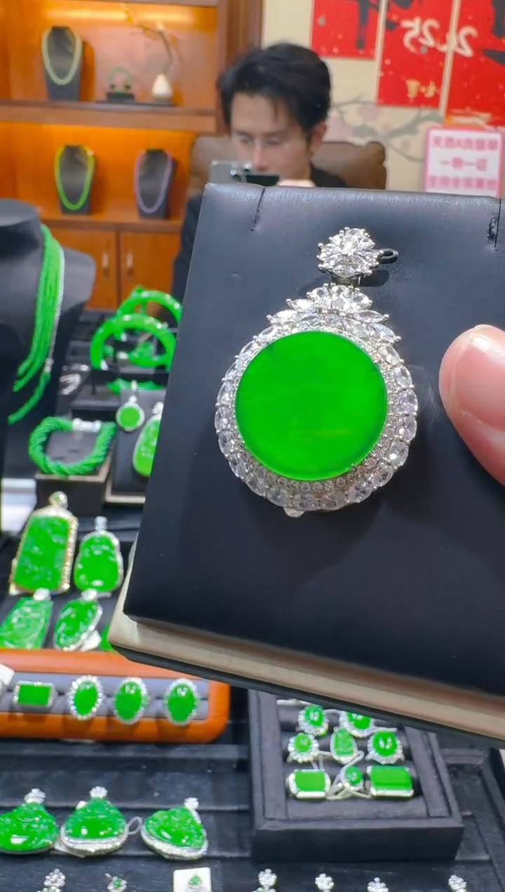 【闪购商品】翡翠吊坠(赠链)银S925镶嵌天然A货翡翠