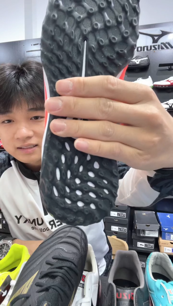 新*橙红色碎钉TF 40.5 价格399