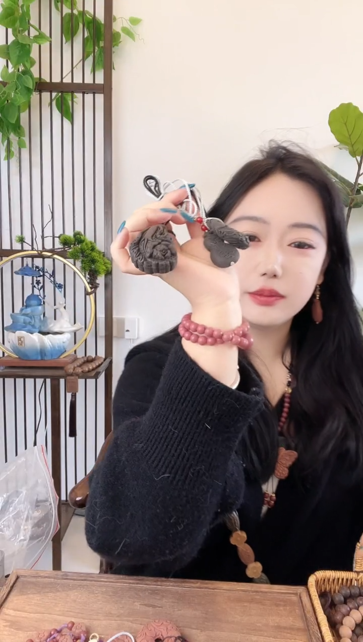 珠串桃源祥云扣    