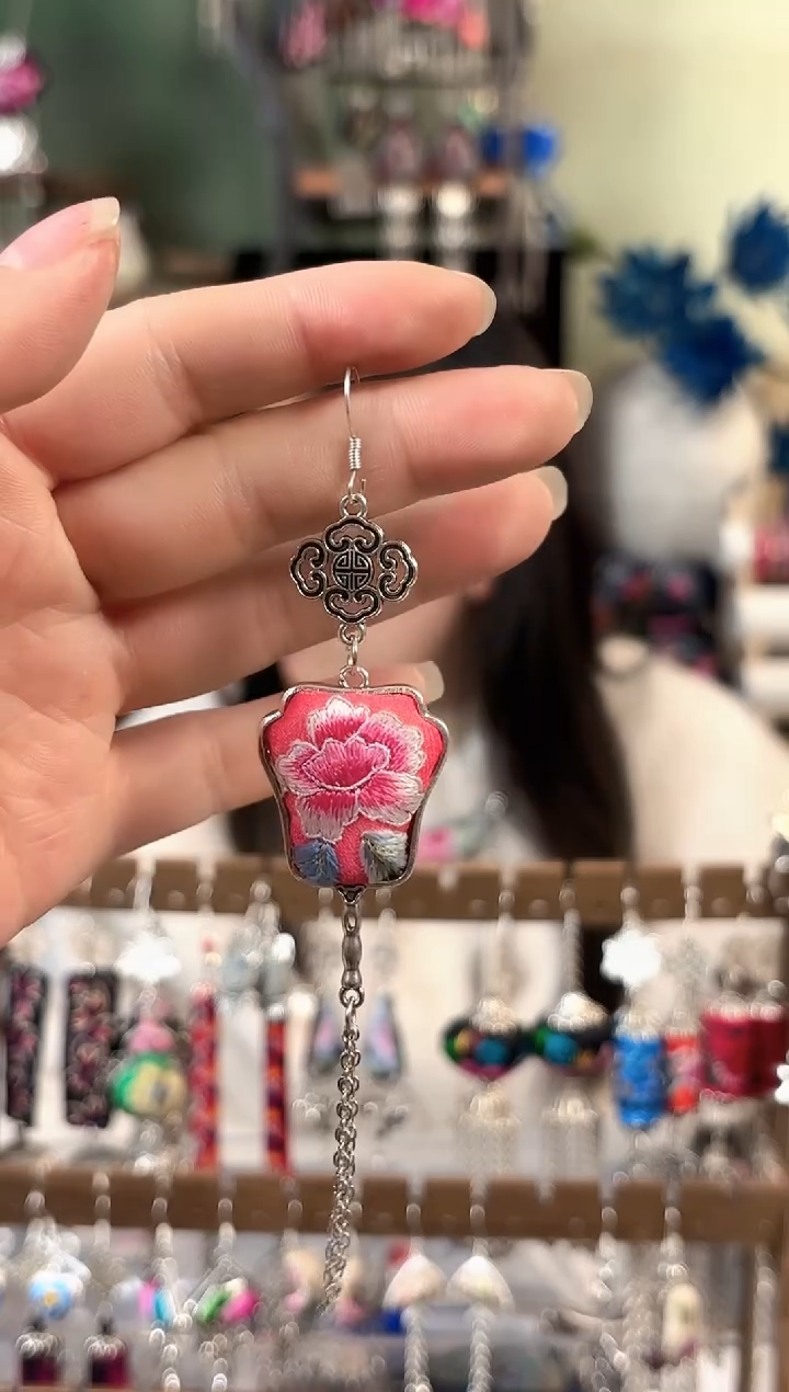 彩云南阁非遗老绣饰品657