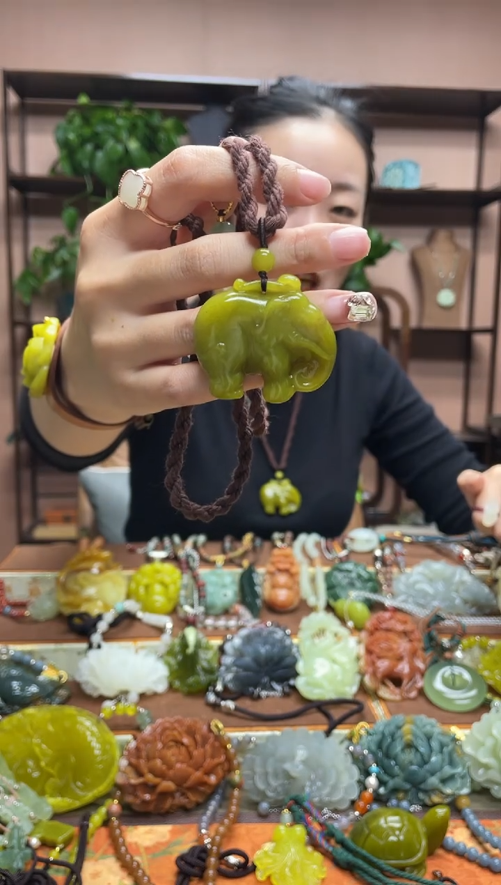 未镶嵌岫玉吊坠多样性发货发其中之一