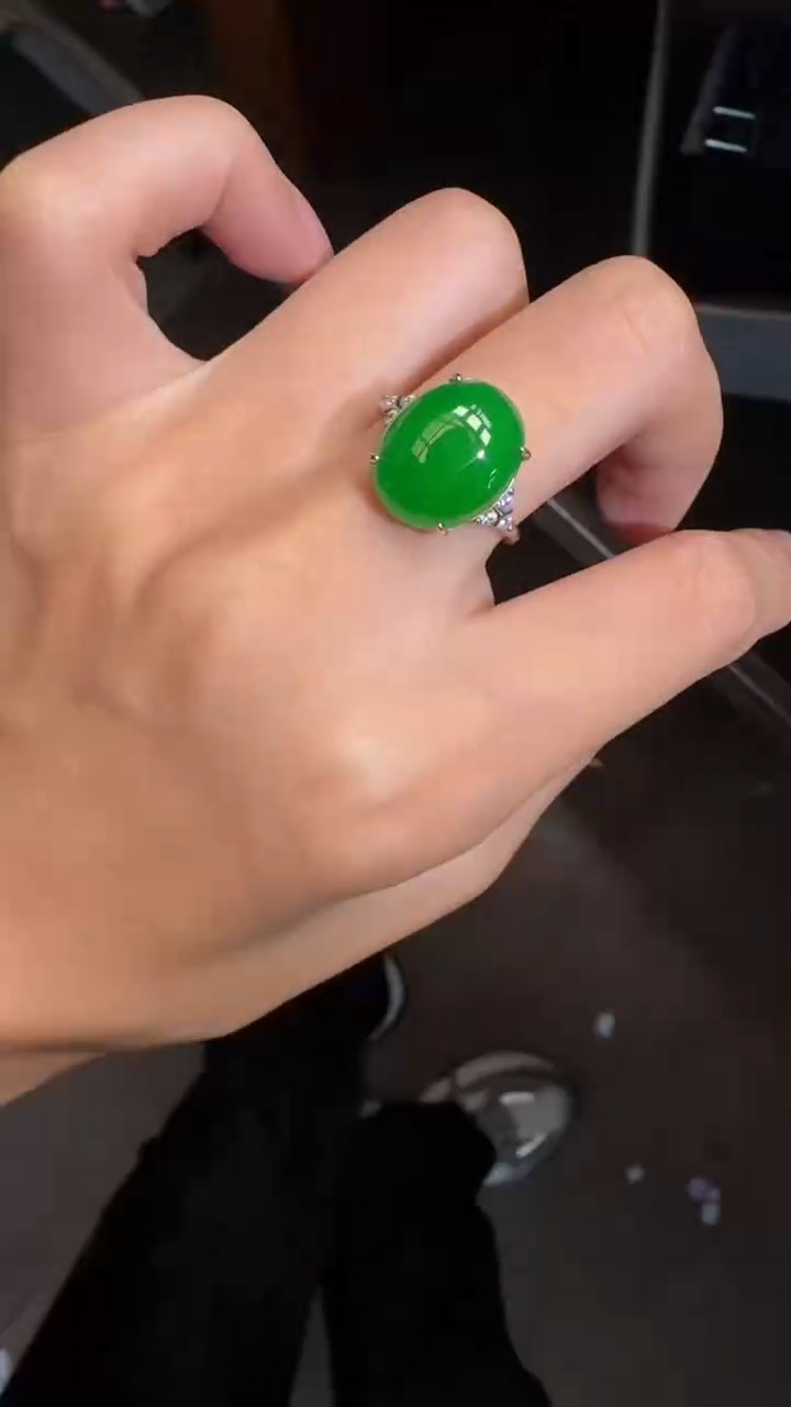 未镶嵌定制翡翠翡翠A货有轻微色差属于正常现象，戒指