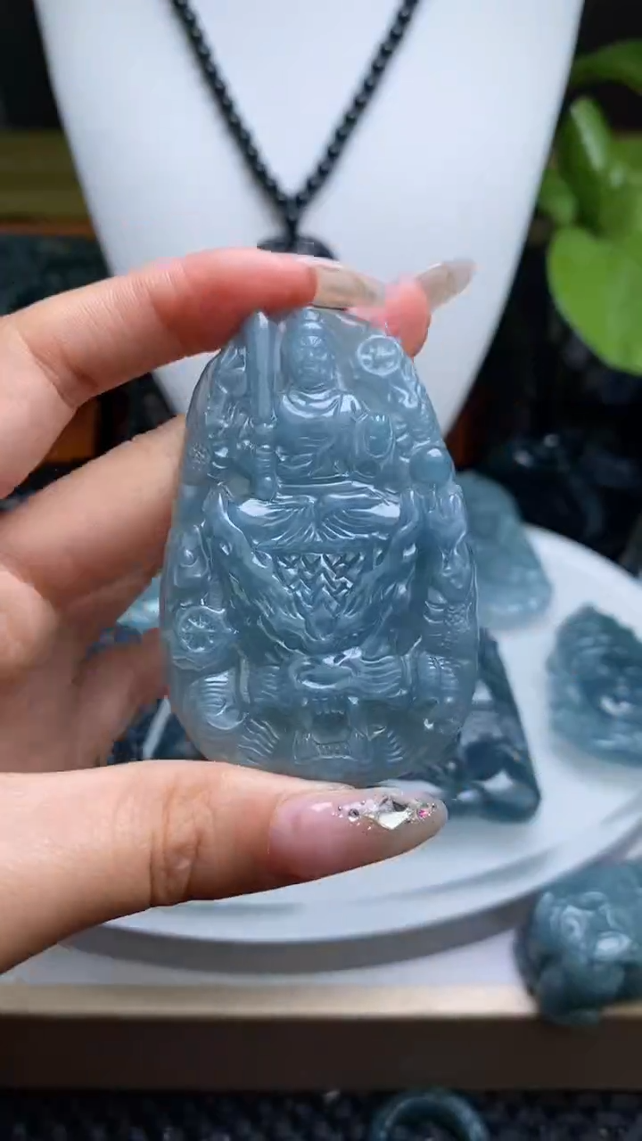 翡翠未镶嵌颈饰         