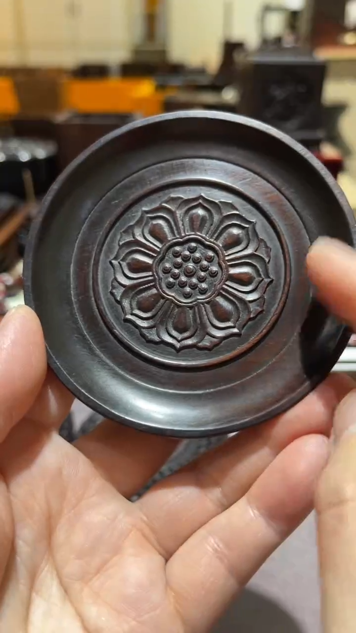 红酸枝木类精品木雕精工细作