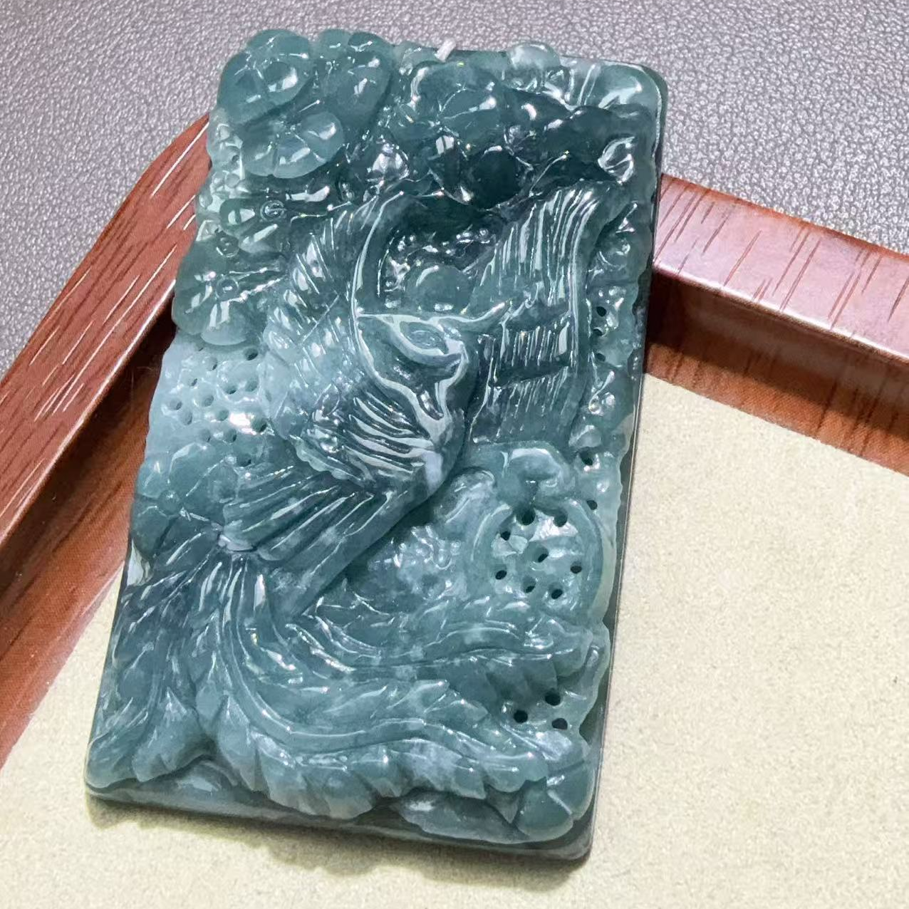 天然A货翡翠 精美雕刻凤牌吊坠