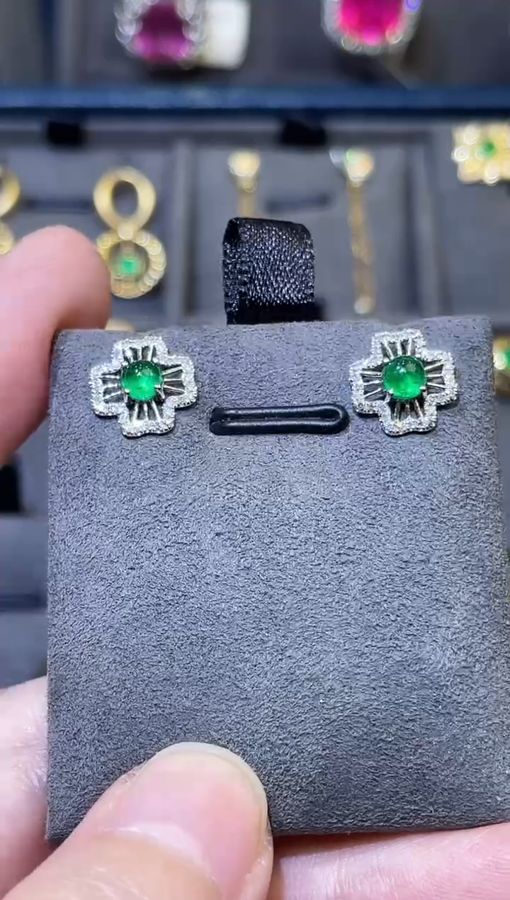 【闪购商品】祖母绿耳饰18K金镶嵌0.66ct