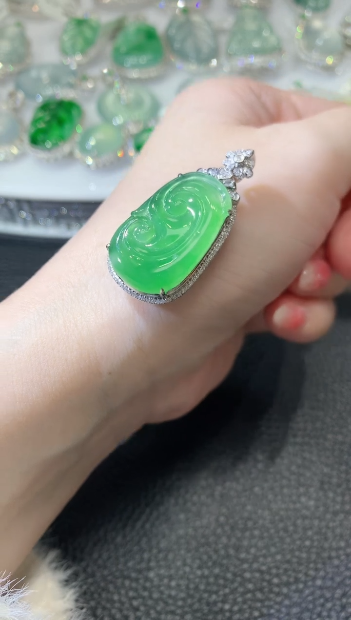 【闪购商品】翡翠吊坠(不含链)18K金镶嵌C41