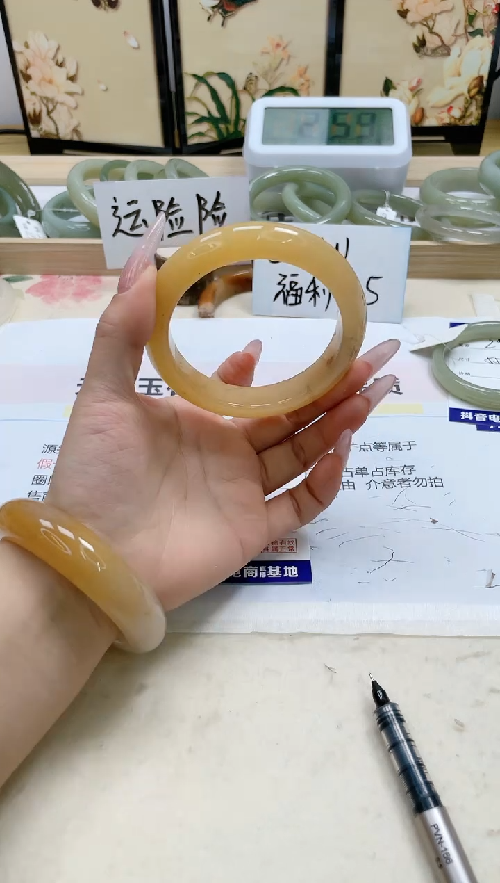 【闪购商品】石英质玉手镯未镶嵌298/60.9