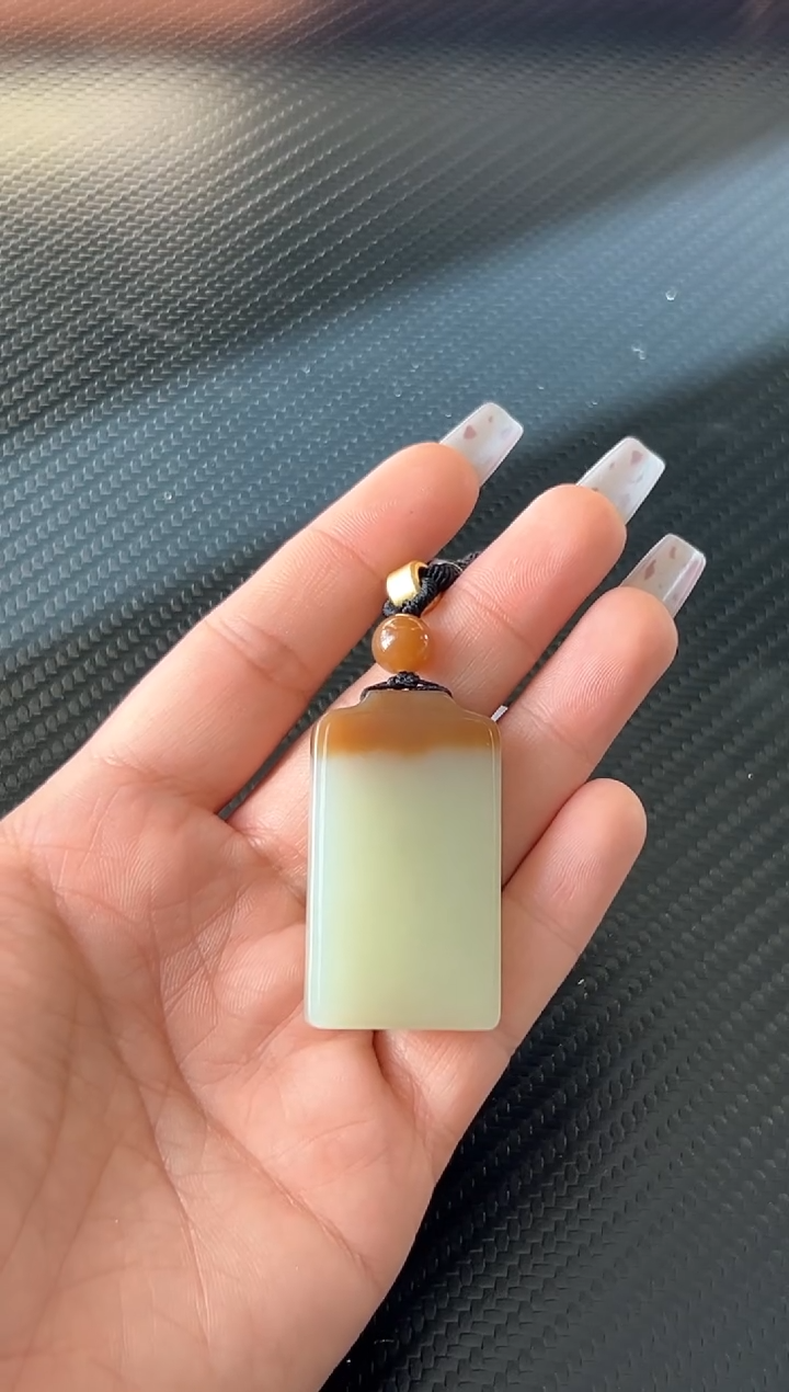 吊坠(赠链)未镶嵌和田玉鲲*若羌微色差吊坠