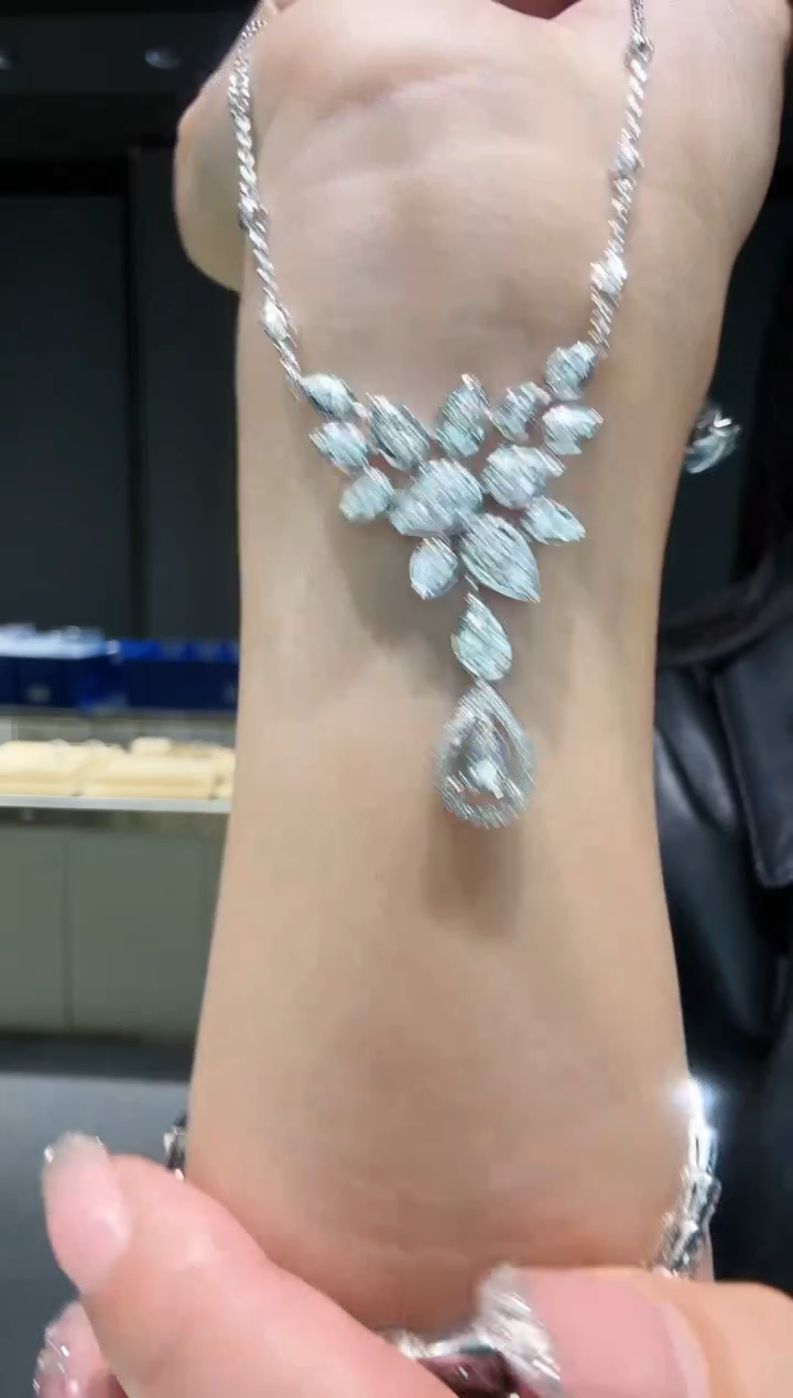 【闪购商品】钻石项链18K金镶嵌水滴繁花