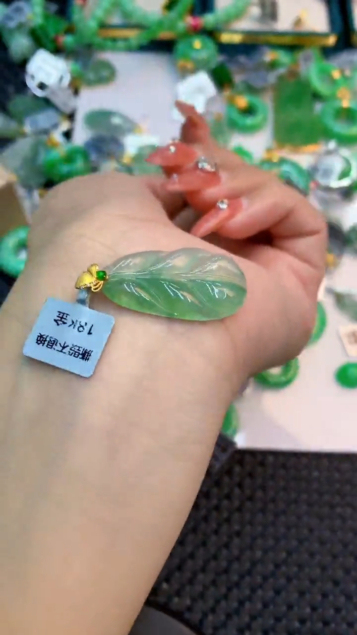 颈饰18K金镶嵌翡翠1