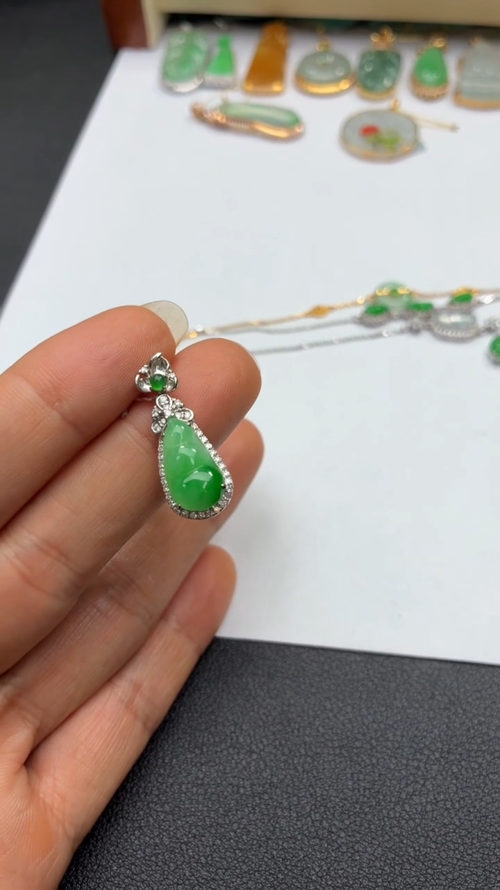 颈饰18K金镶嵌翡翠天然翡翠A货