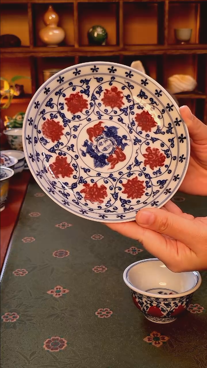 【手工手绘釉里红缠枝莲壶承】