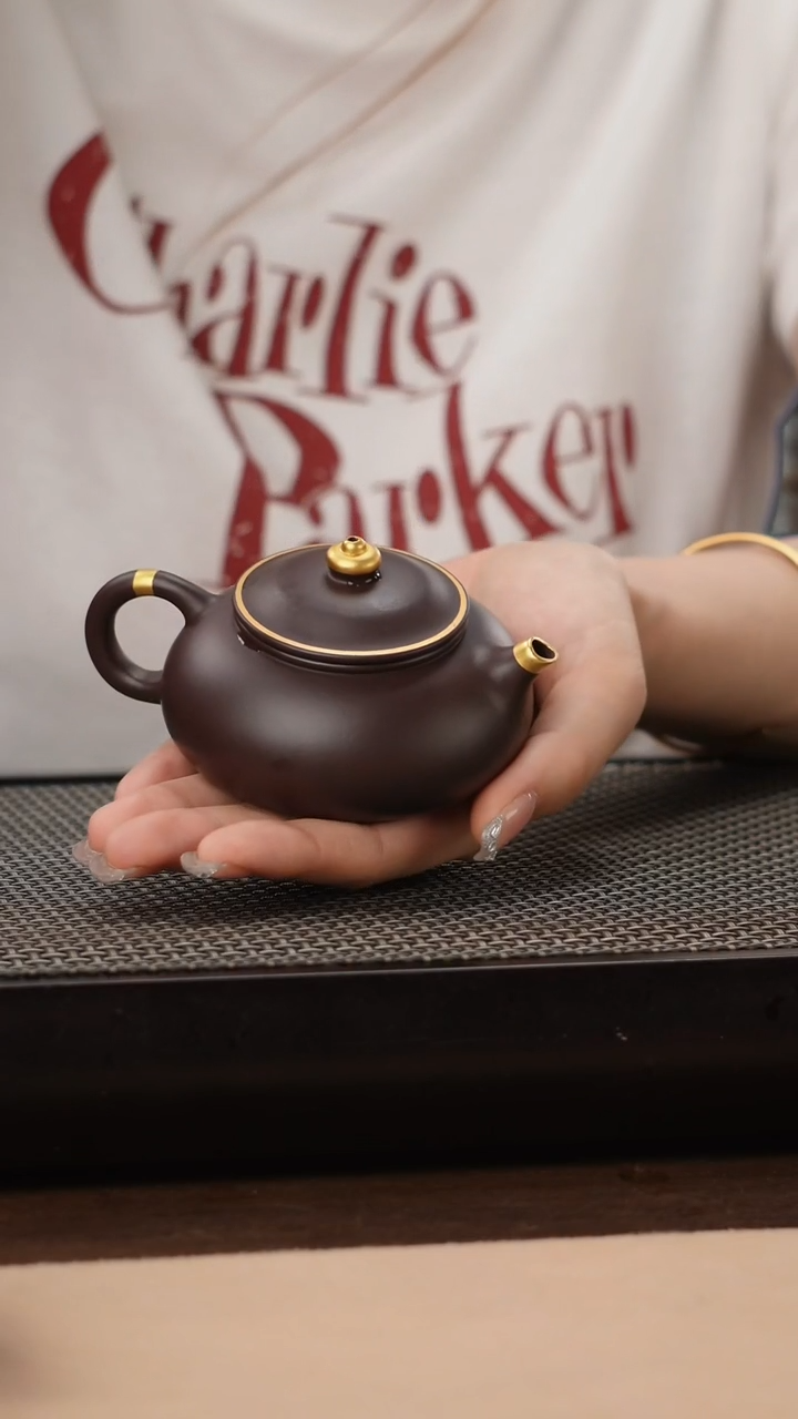 茶壶紫砂四号井茄皮紫泥描金寒江130cc
