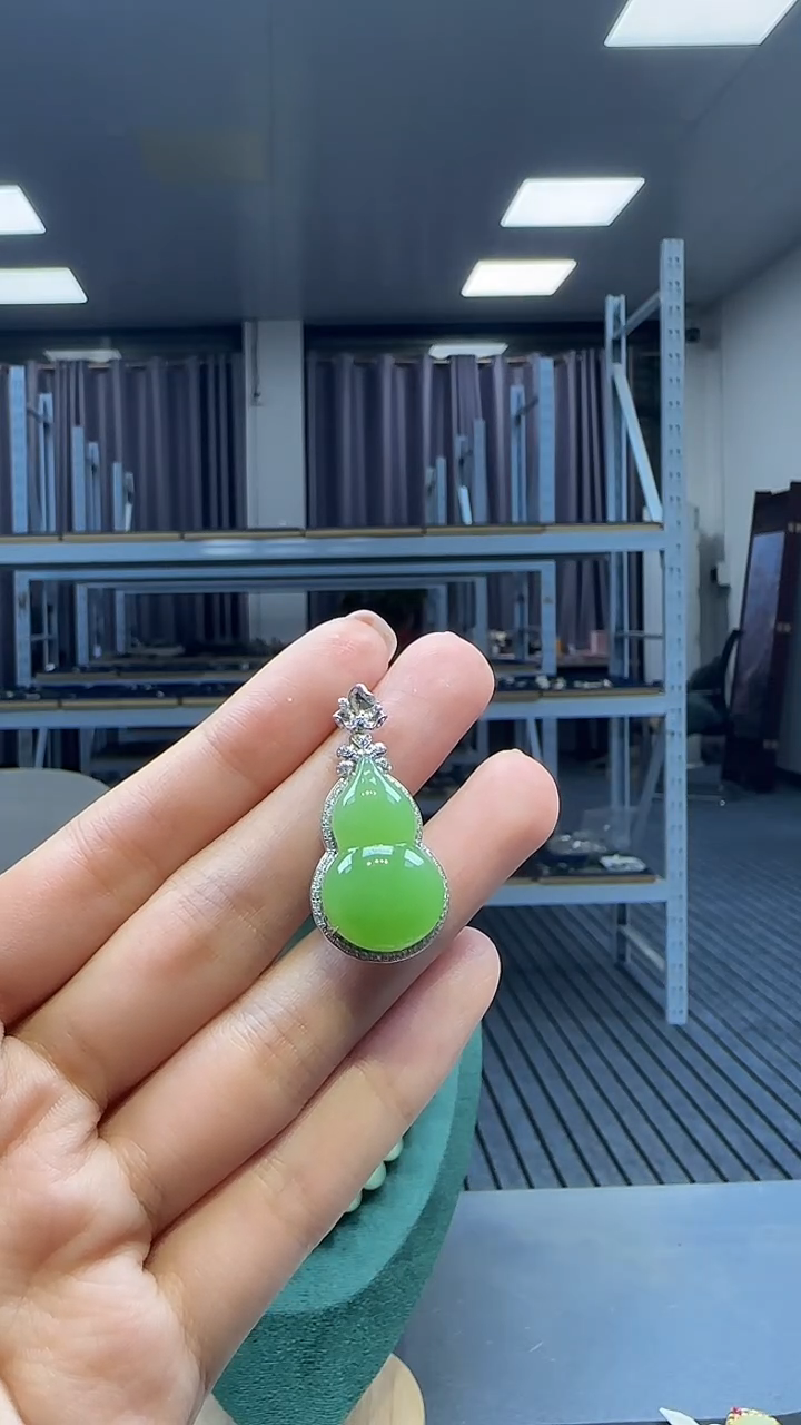 18K金镶嵌和田玉挂件1