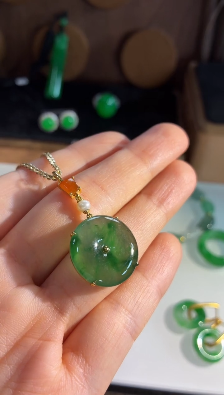 吊坠(不含链)18K金镶嵌翡翠吊坠