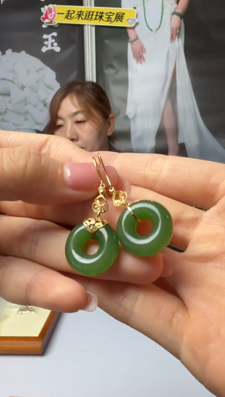 颈饰18K金镶嵌和田玉耳饰一对