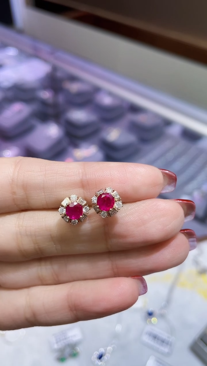 【闪购商品】红宝石耳钉18K金镶嵌1.21克拉