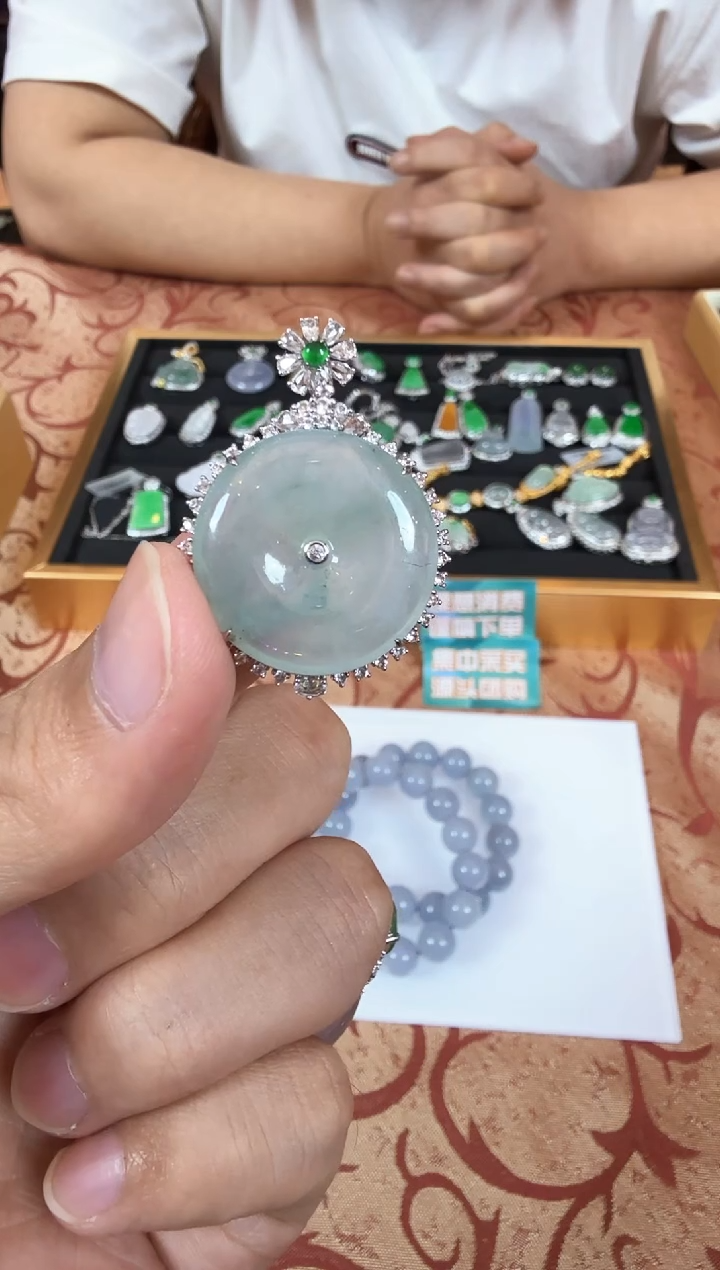 颈饰18K金镶嵌翡翠?****丫T100920