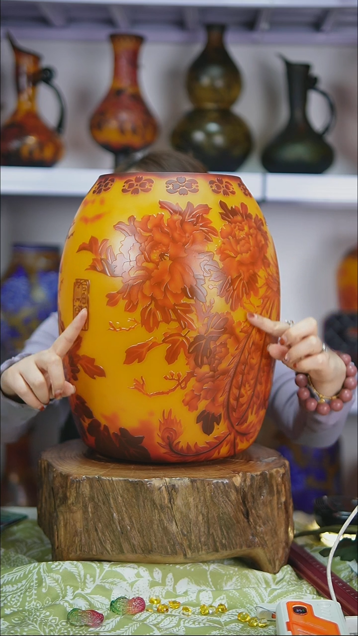 贝*白色磨刻台面花瓶