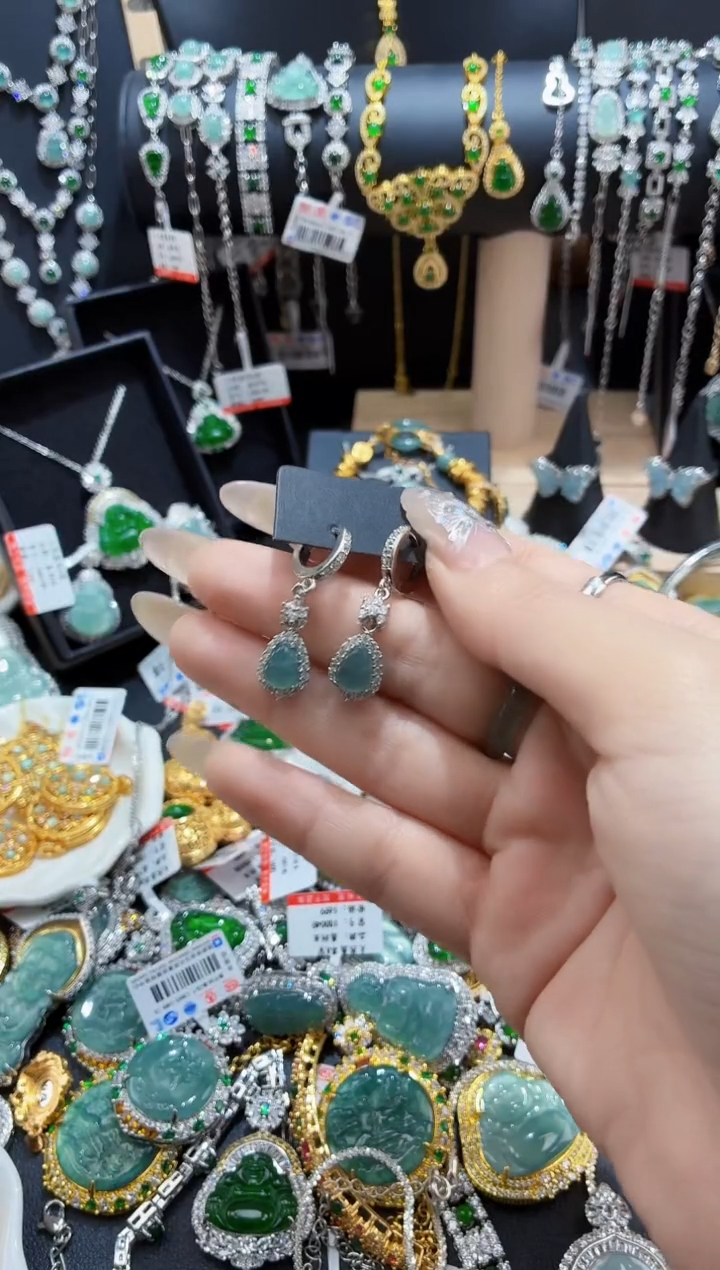 翡翠未镶嵌颈饰天然翡翠a货 多样性发其一