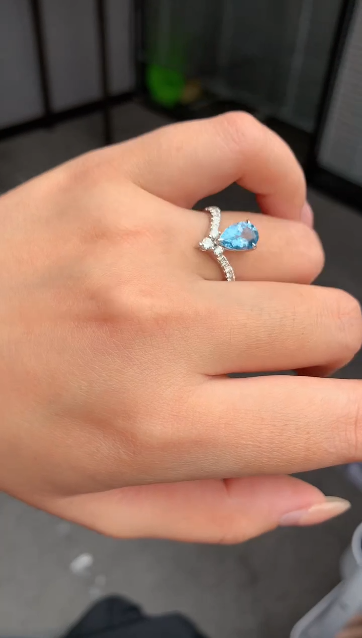 【闪购商品】海蓝宝石戒圈18K金镶嵌海蓝宝戒指