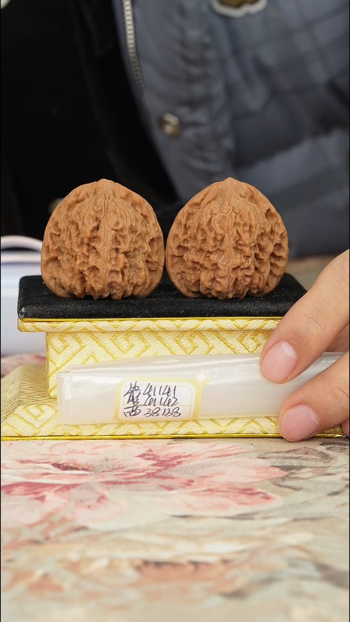 【闪购商品】文玩核桃把件赵喜满南将石