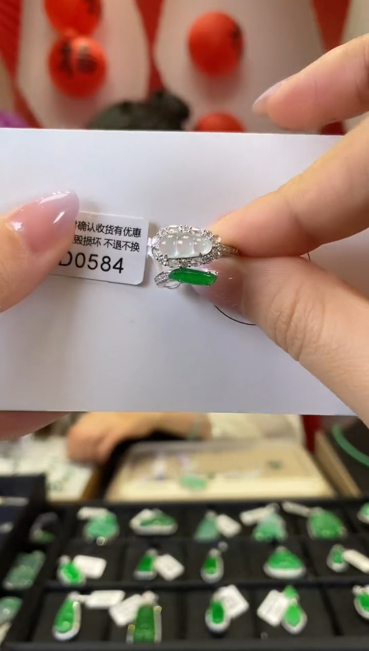 【闪购商品】翡翠戒指18K金镶嵌D0584 福豆戒指 含运营费