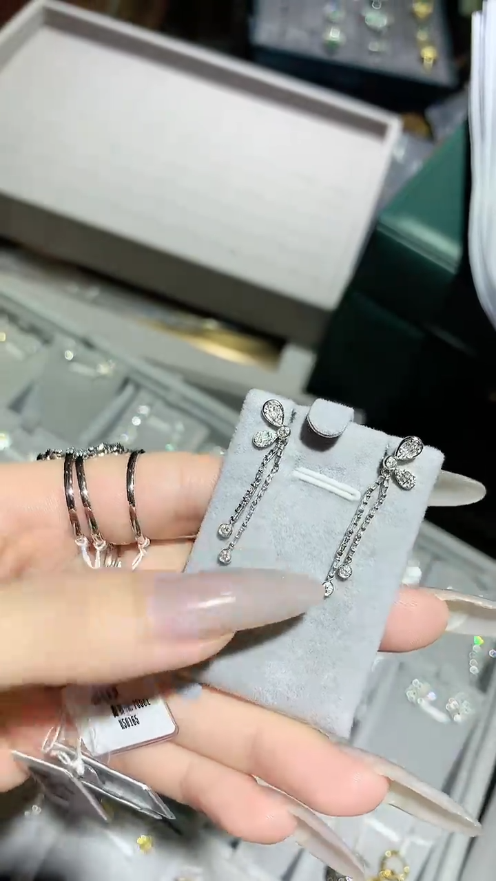 【闪购商品】钻石耳饰18K金镶嵌耳饰
