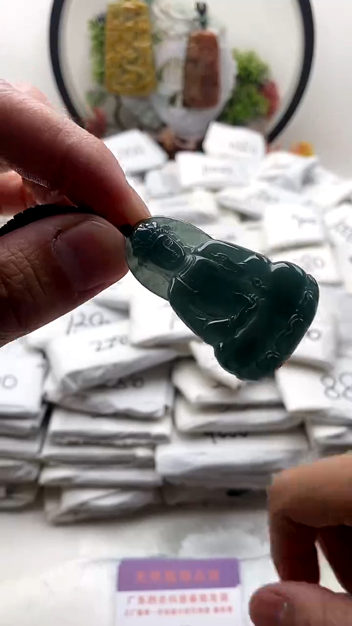 颈饰未镶嵌翡翠素衣观音