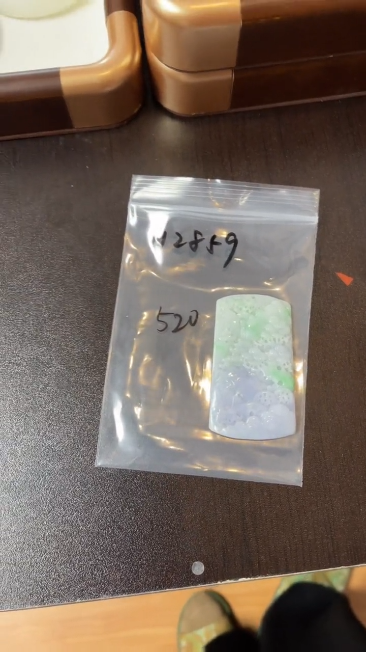 吊坠(赠链)未镶嵌翡翠冬*，112859翡翠吊坠 