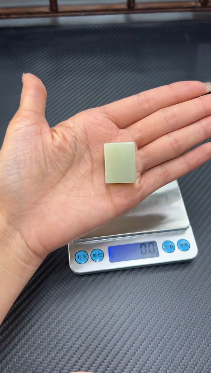 吊坠(赠链)未镶嵌和田玉且末微色差迪克兰二细吊坠K