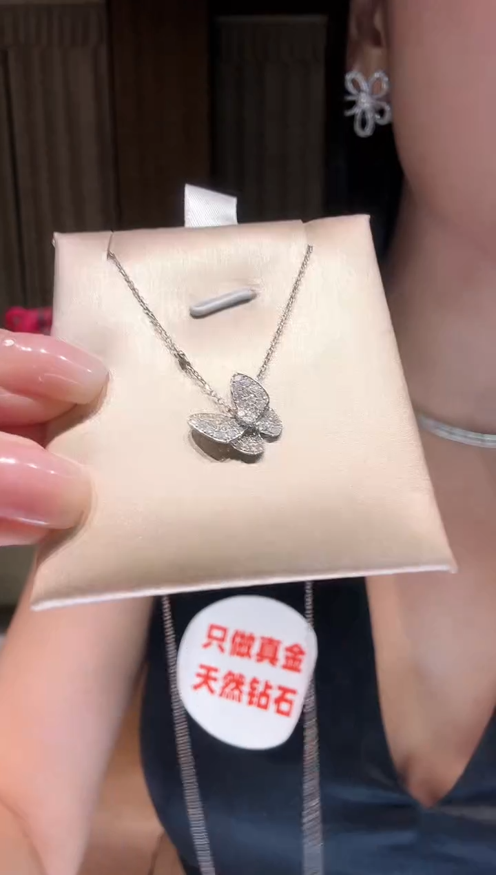 项链18K金镶嵌钻石满钻蝴蝶
