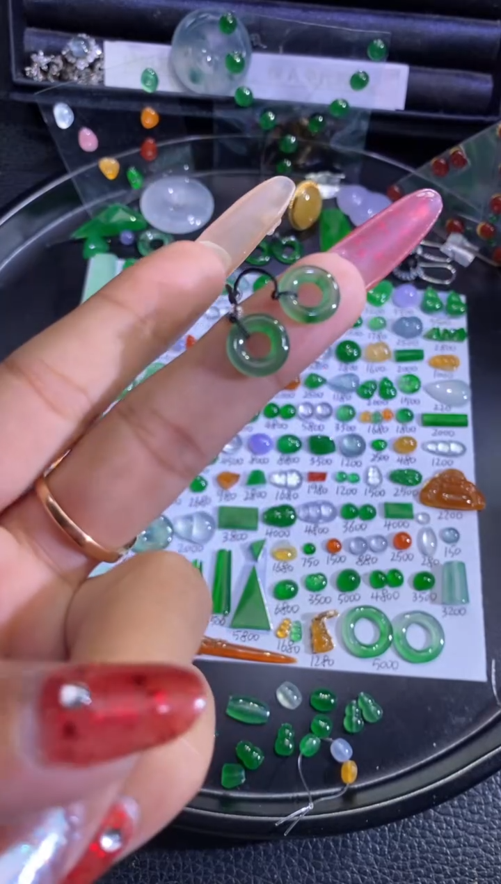 18K金镶嵌挂件翡翠圈