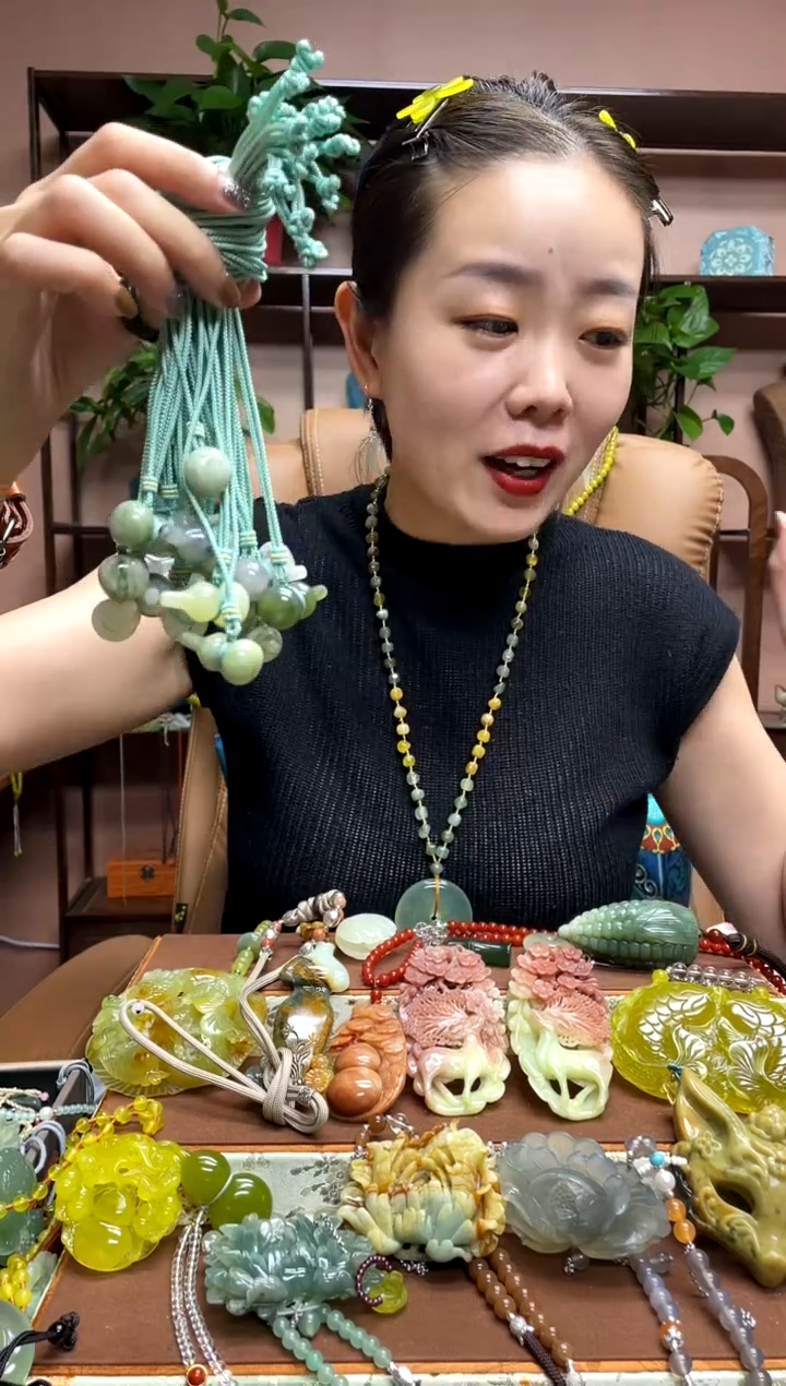 未镶嵌岫玉吊坠多样性发货发其中之一