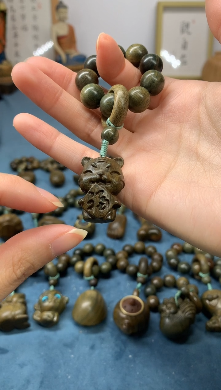 【闪购商品】维腊木（绿檀）把件小福虎 盘玩件