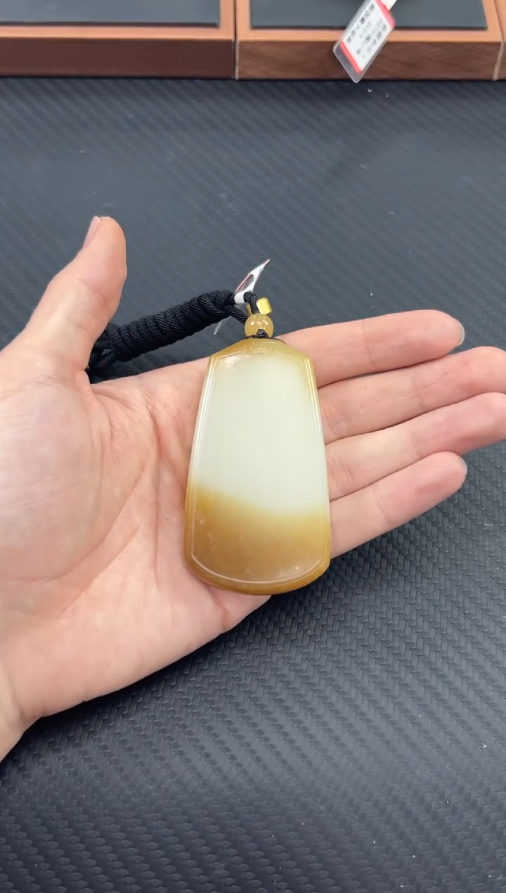 【闪购商品】和田玉吊坠(赠链)未镶嵌且末金山微色差吊坠