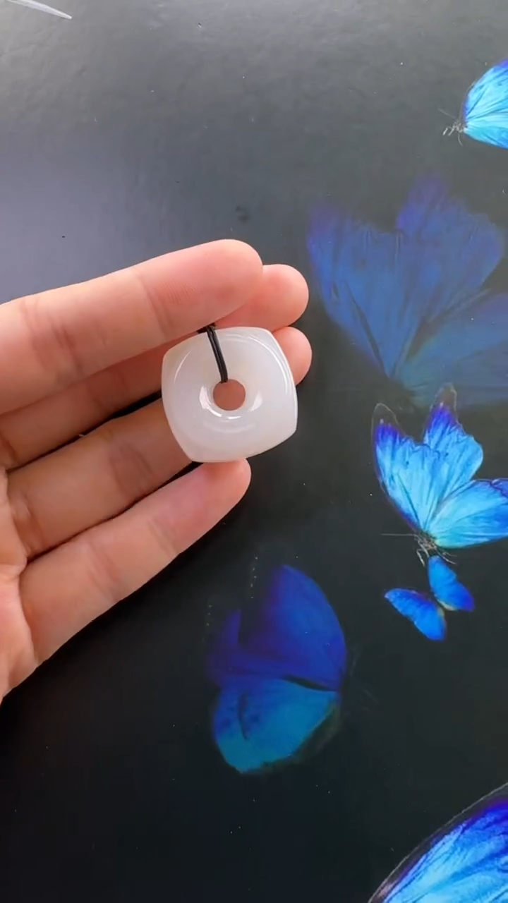 颈饰未镶嵌和田玉吊坠