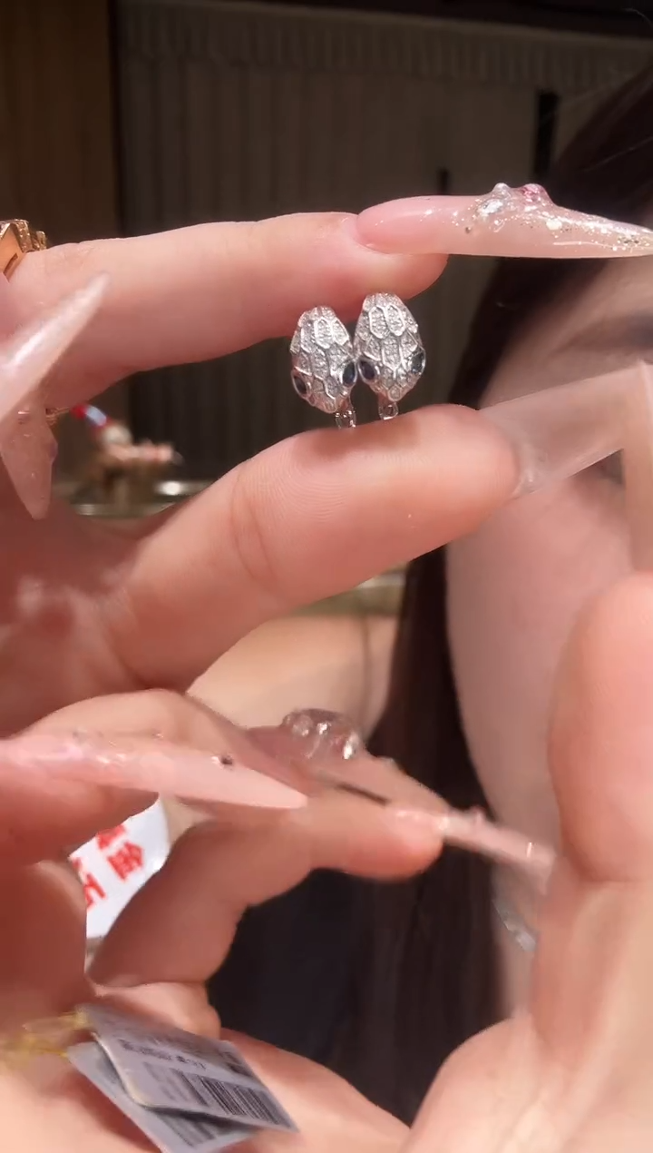 耳饰18K金镶嵌钻石白蛇