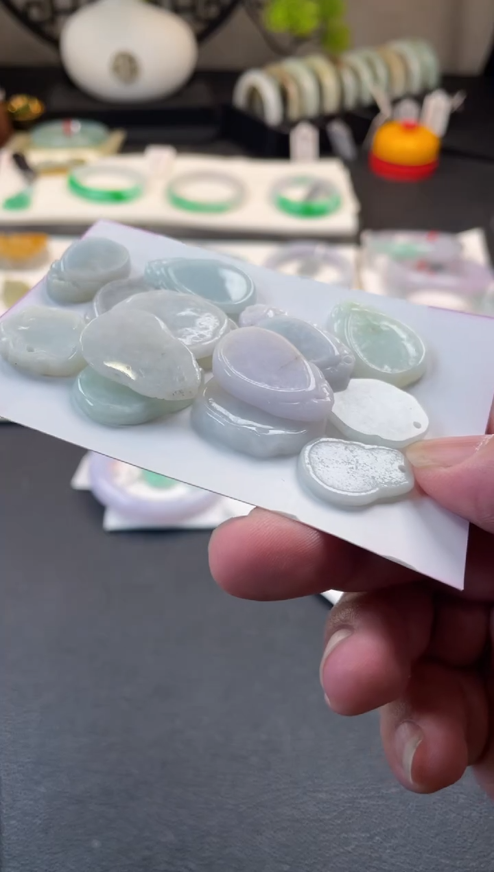 翡翠未镶嵌颈饰有纹裂