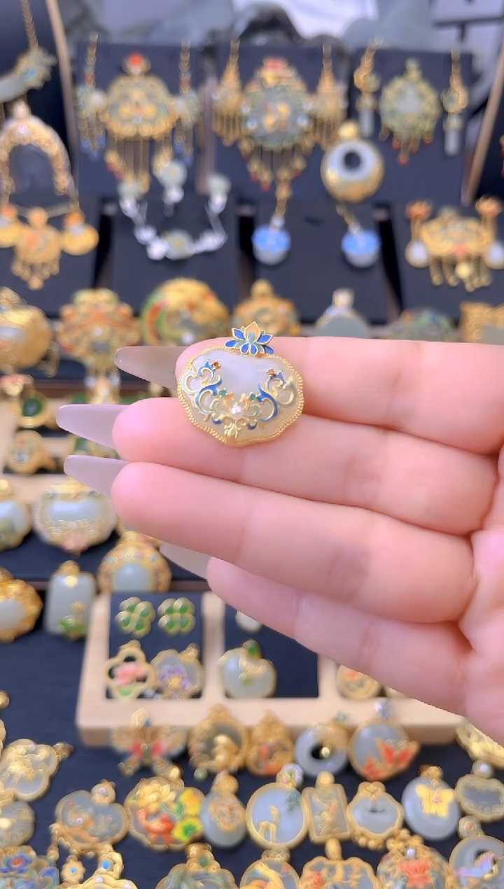 【闪购商品】和田玉吊坠银S925镀金镶嵌莲花如意锁吊坠