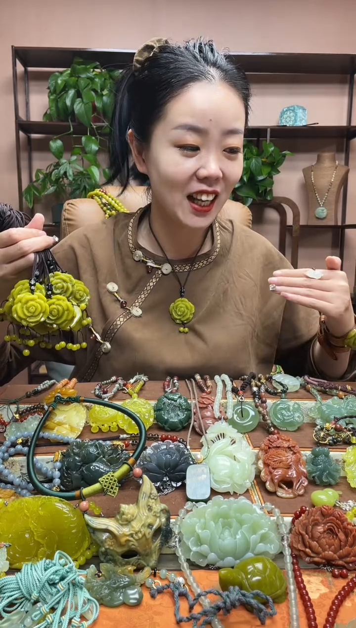 未镶嵌岫玉吊坠多样性发货发其中之一